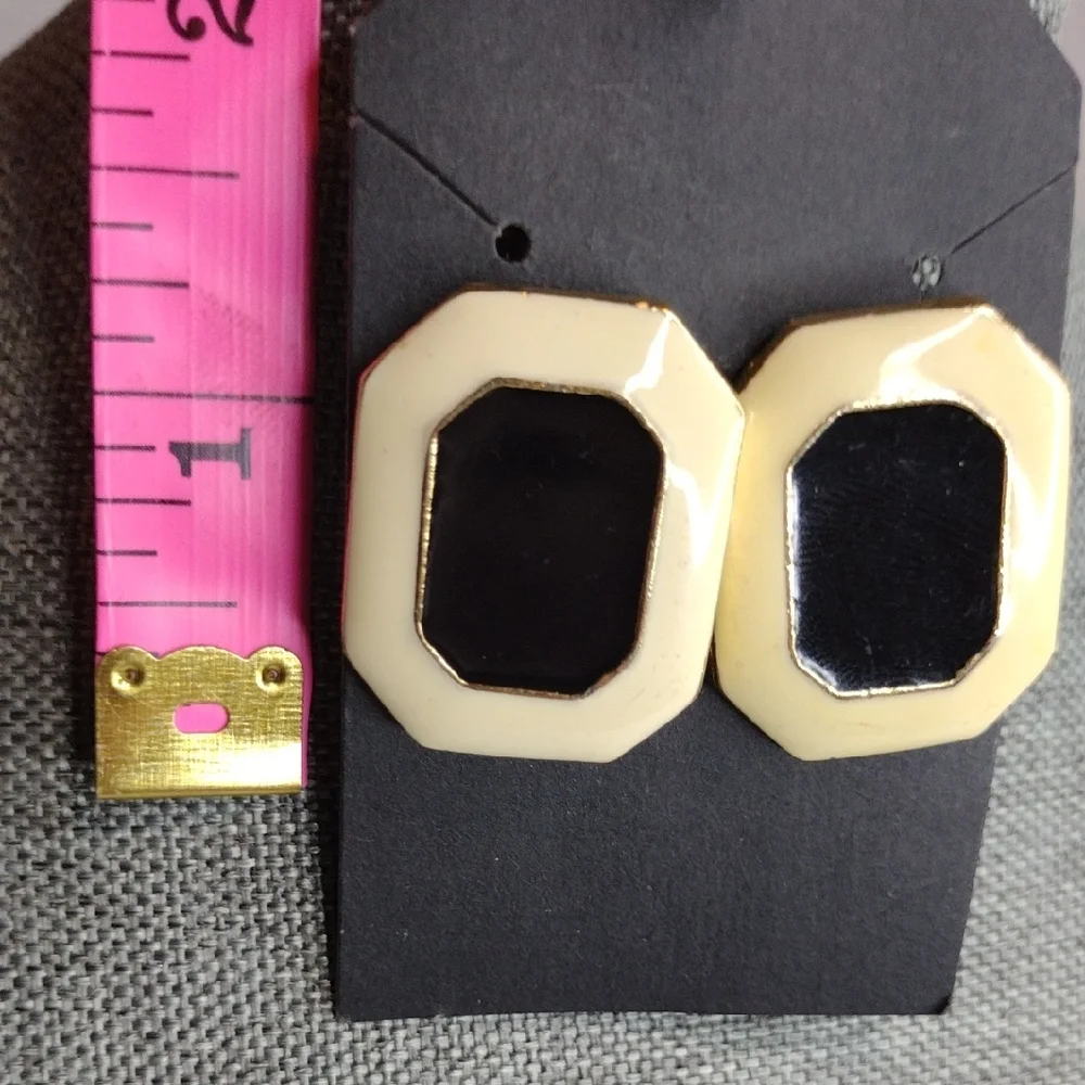 Vintage Kenneth J Lane Elegant Black and Cream Stud Earrings - Picture 5 of 5